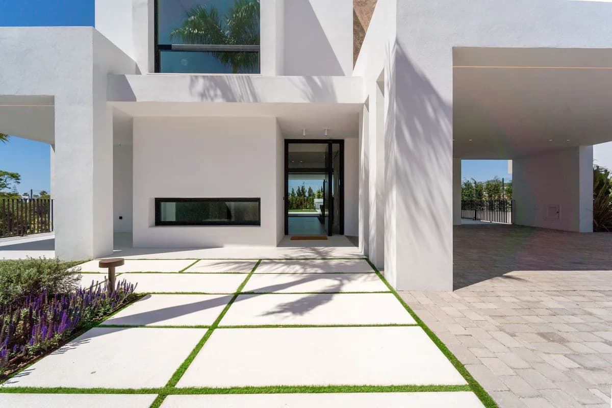 5 Bedroom Detached Villa for Sale in Nueva Andalucía, Málaga - Image 4