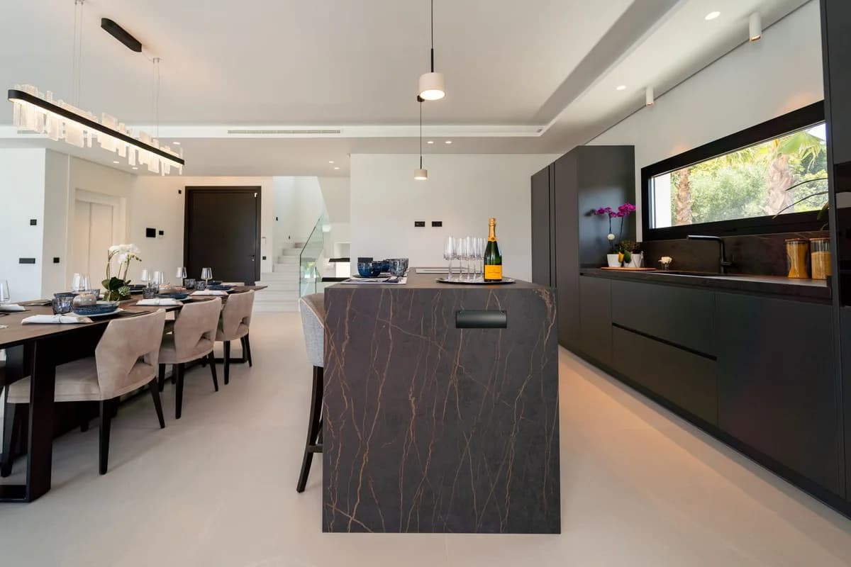 5 Bedroom Detached Villa for Sale in Nueva Andalucía, Málaga - Image 6
