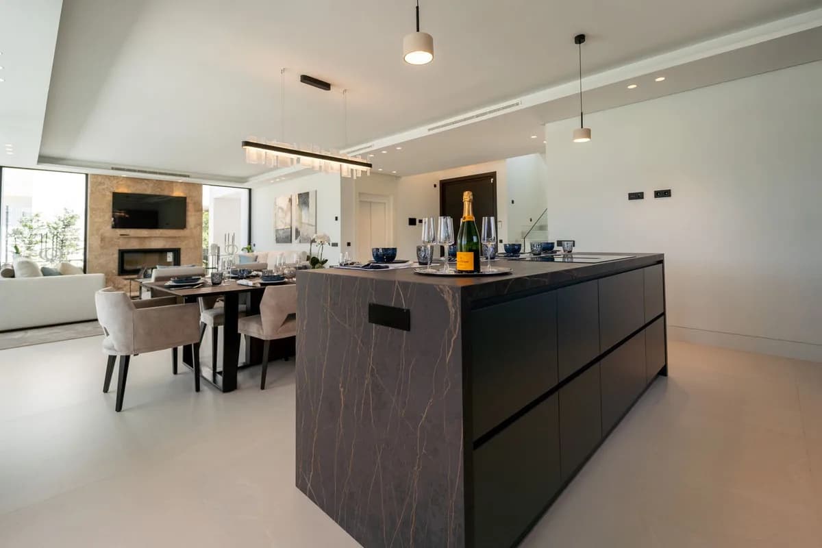 5 Bedroom Detached Villa for Sale in Nueva Andalucía, Málaga - Image 7