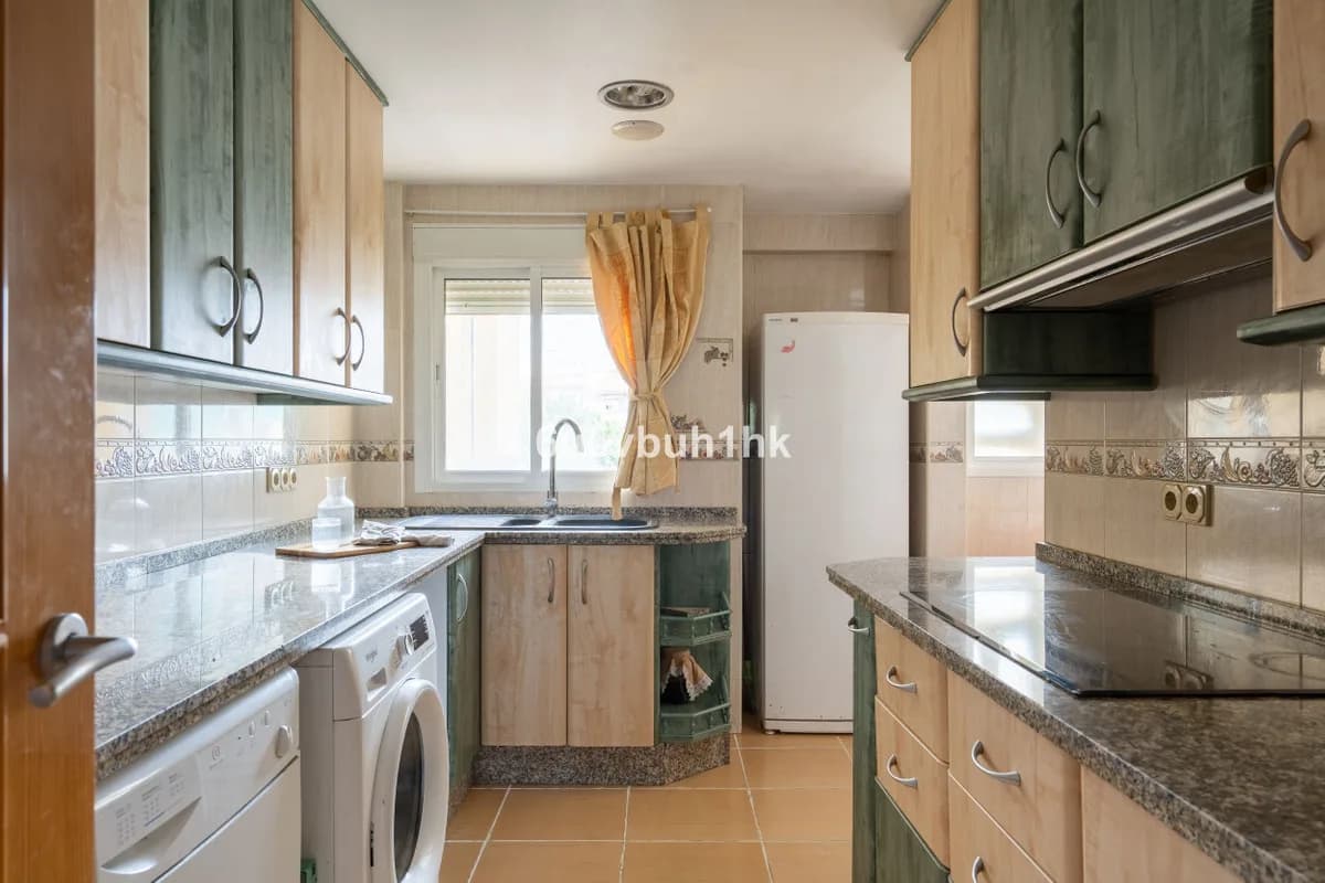 2 Bedroom Middle Floor Apartment for Sale in Fuengirola, Málaga - Image 4