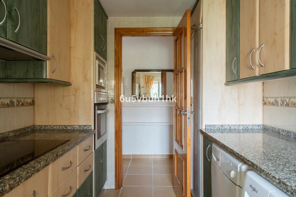 2 Bedroom Middle Floor Apartment for Sale in Fuengirola, Málaga - Image 6