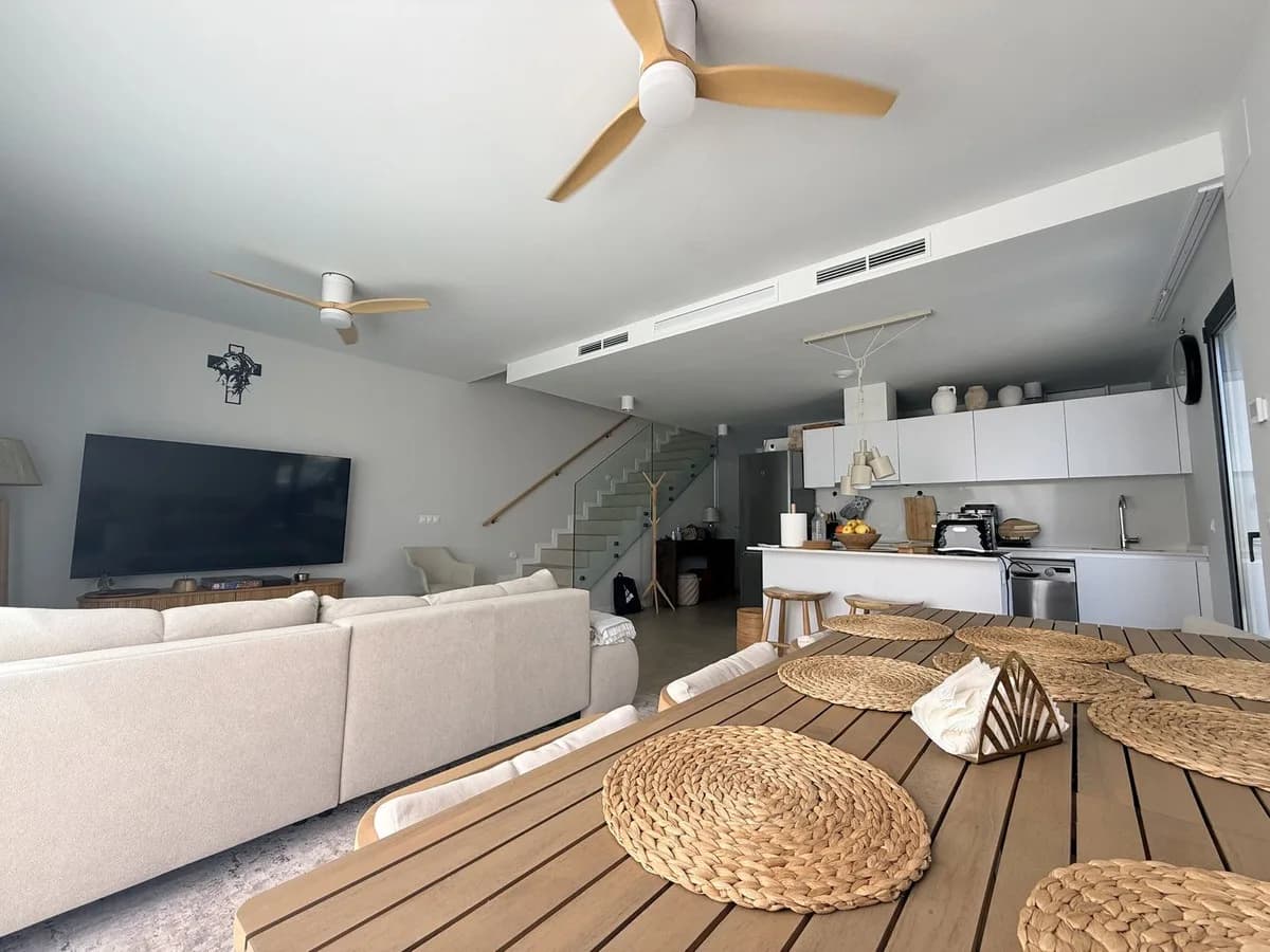 4 Bedroom Semi-Detached House for Sale in Riviera del Sol, Málaga - Image 8