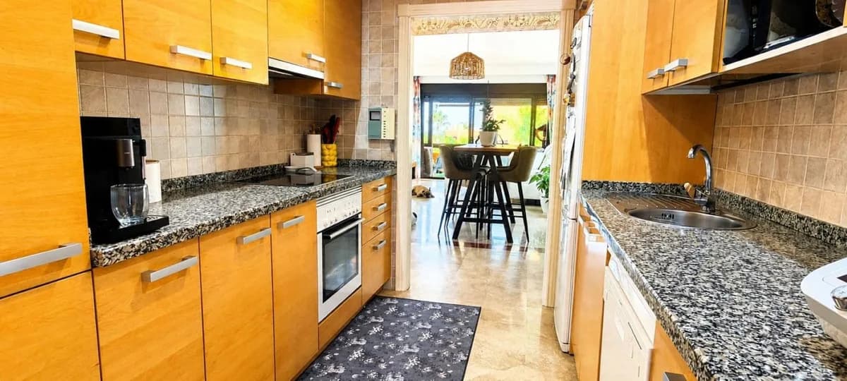 2 Bedroom Middle Floor Apartment for Sale in Estepona, Málaga - Image 3