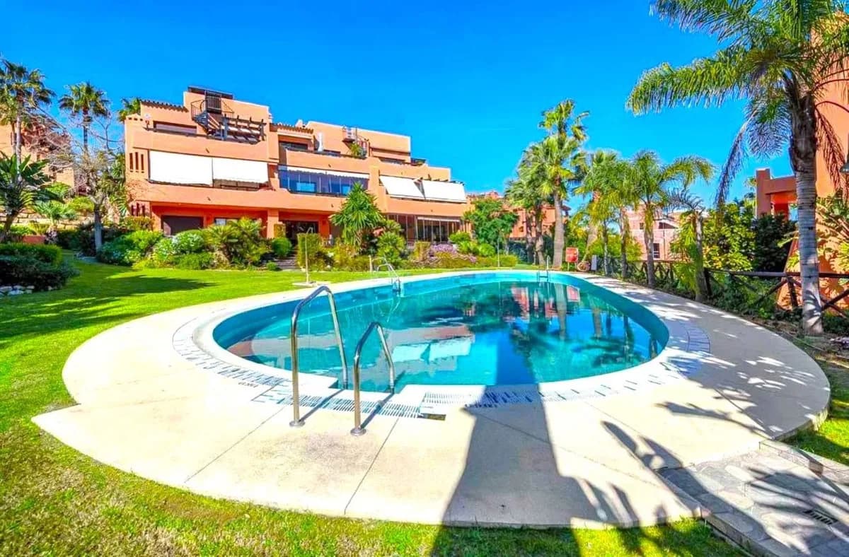 2 Bedroom Middle Floor Apartment for Sale in Estepona, Málaga - Image 5