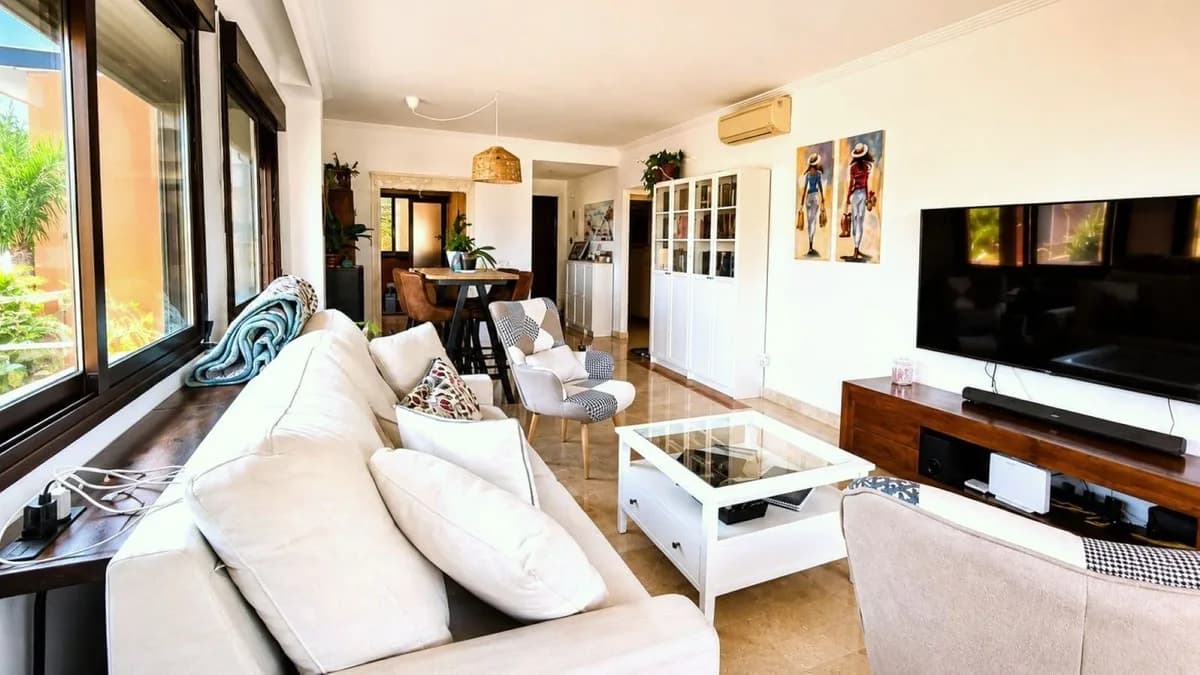 2 Bedroom Middle Floor Apartment for Sale in Estepona, Málaga - Image 9