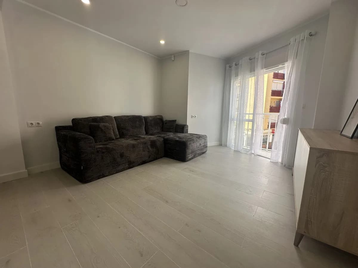 2 Bedroom Middle Floor Apartment for Sale in Fuengirola, Málaga - Image 2