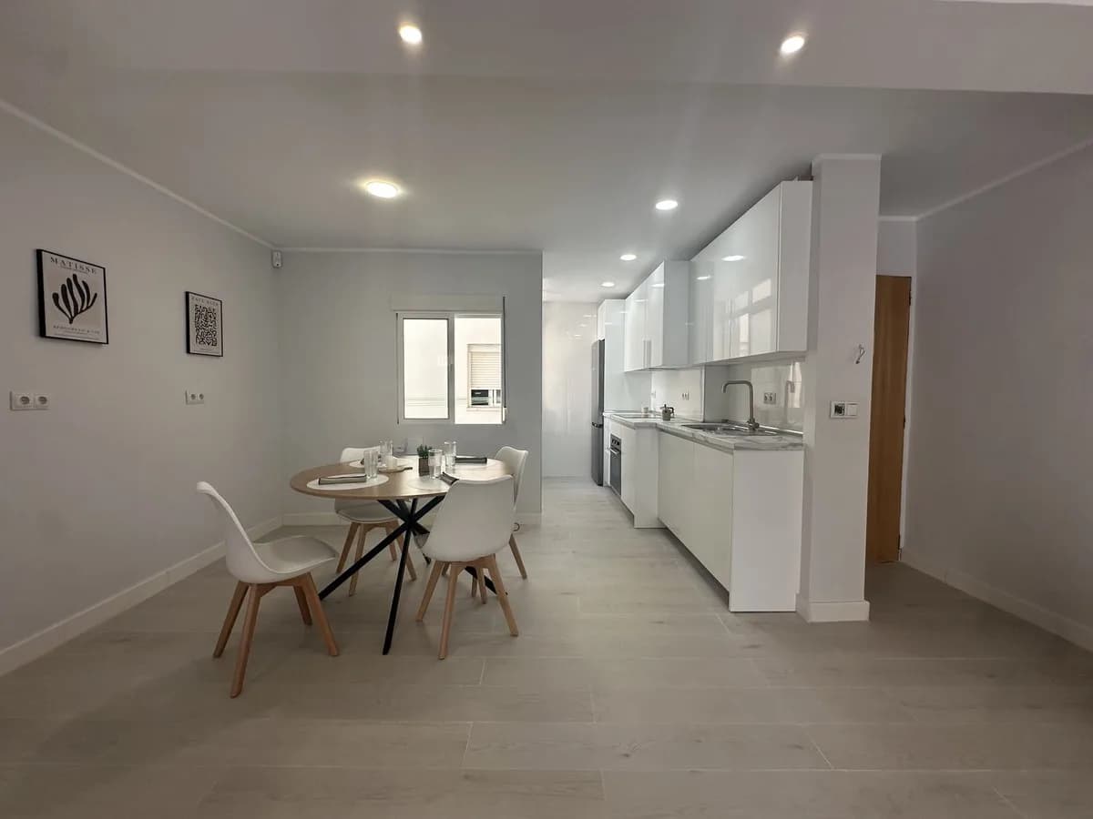 2 Bedroom Middle Floor Apartment for Sale in Fuengirola, Málaga - Image 7