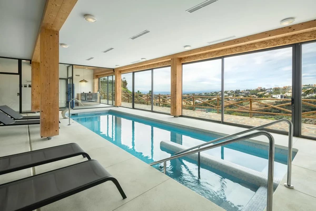 3 Bedroom Ground Floor Apartment for Sale in El Paraiso, Málaga - Image 2