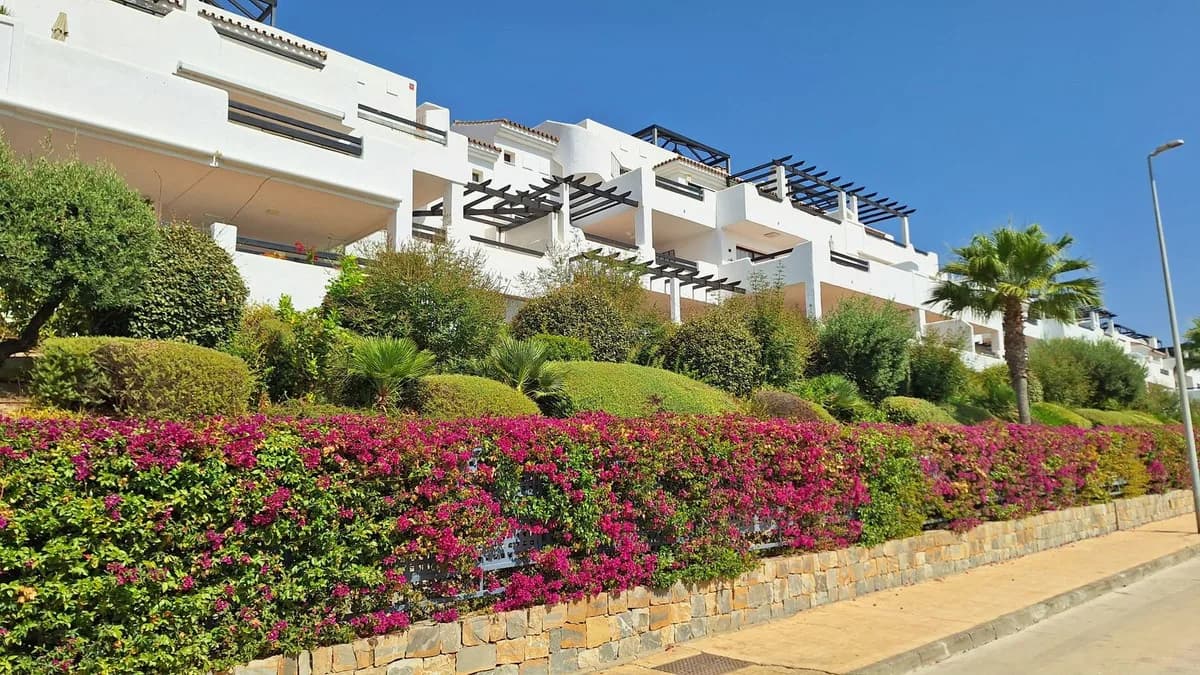2 Bedroom Middle Floor Apartment for Sale in Casares Playa, Málaga - Image 2