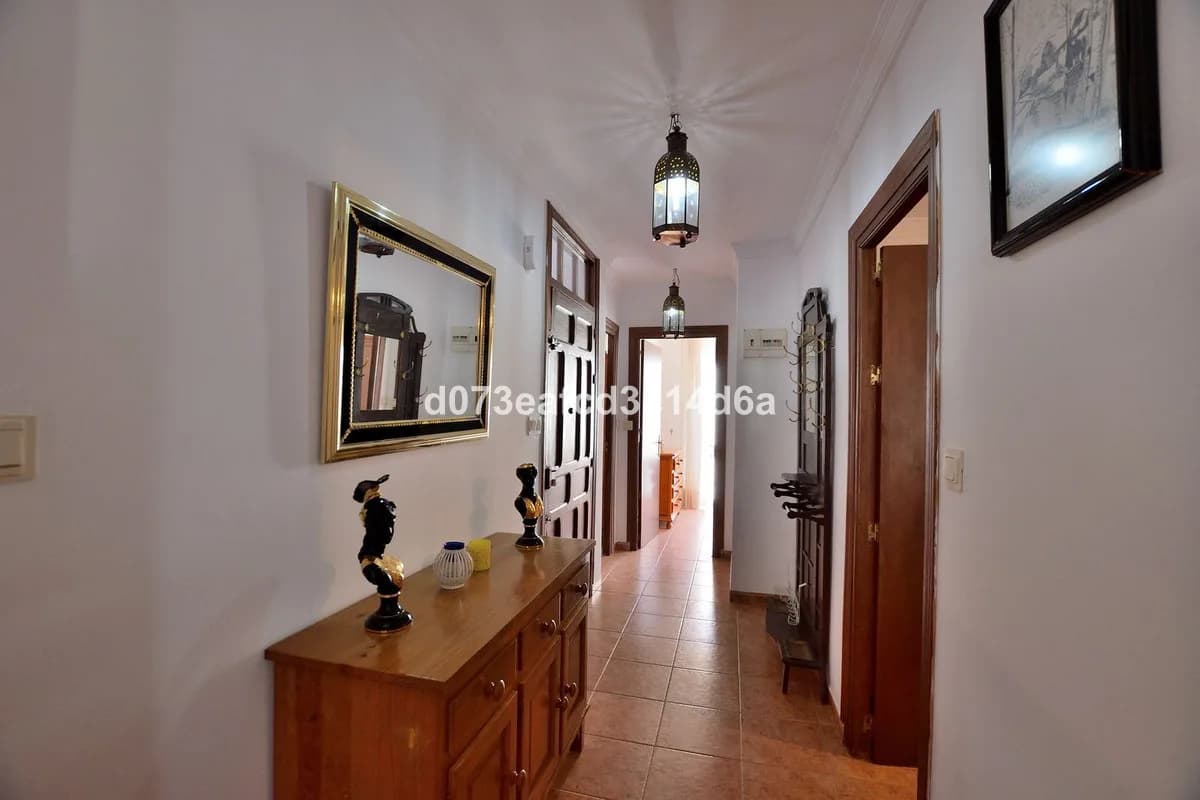 3 Bedroom Middle Floor Apartment for Sale in Ronda, Málaga - Image 3