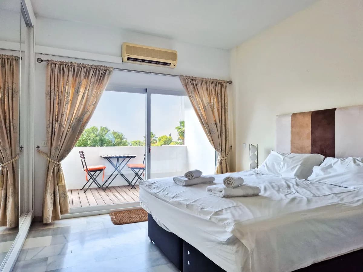 2 Bedroom Middle Floor Apartment for Sale in Nueva Andalucía, Málaga - Image 3