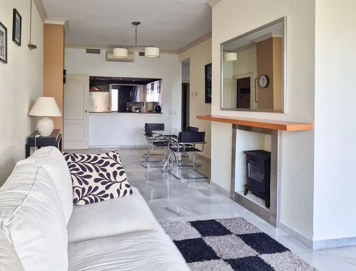 2 Bedroom Middle Floor Apartment for Sale in Nueva Andalucía, Málaga - Image 6