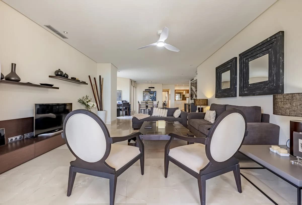 2 Bedroom Middle Floor Apartment for Sale in The Golden Mile, Málaga - Image 7