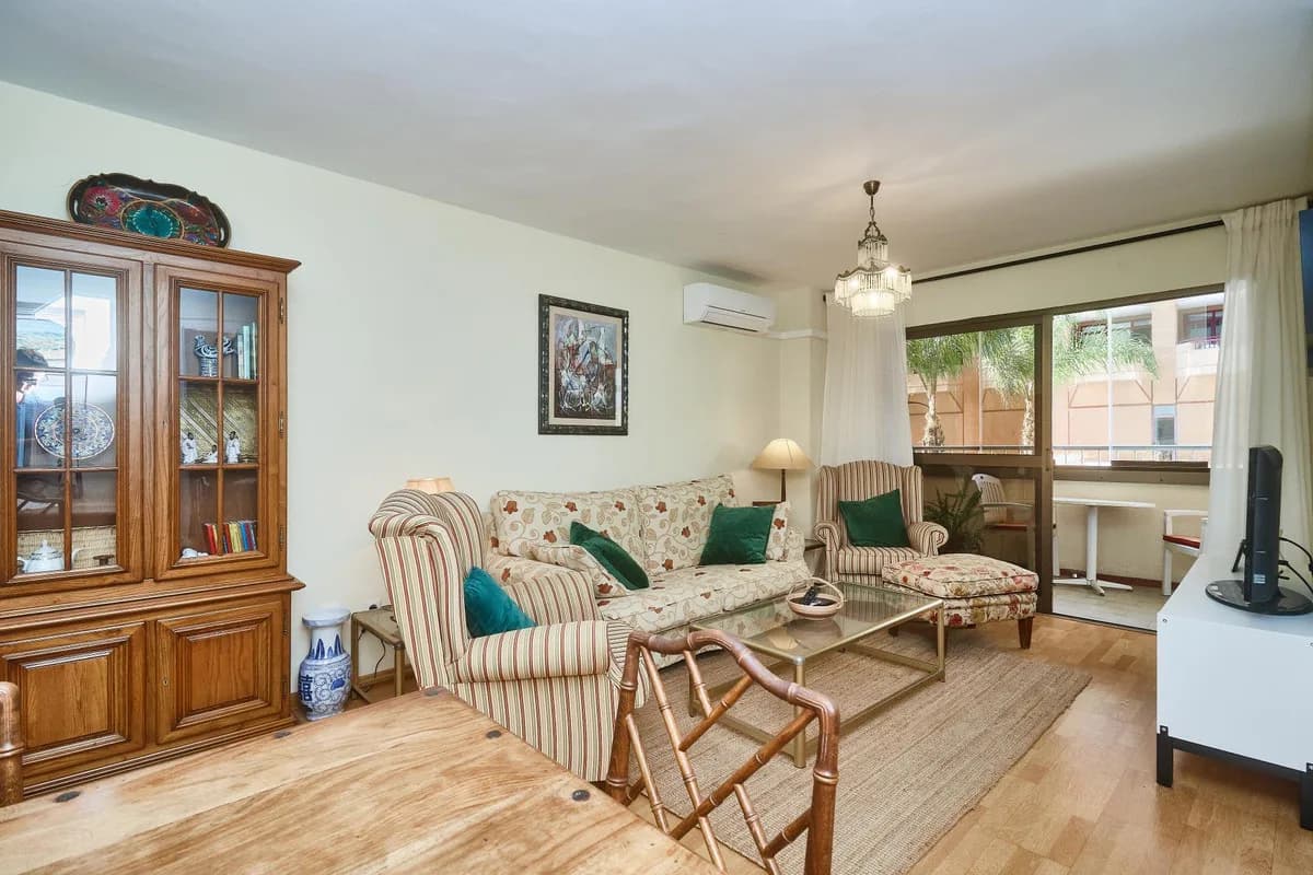 3 Bedroom Middle Floor Apartment for Sale in Fuengirola, Málaga - Image 9