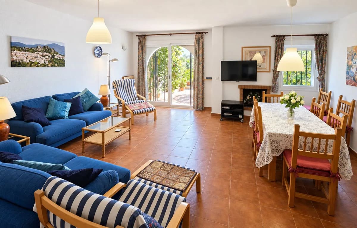 4 Bedroom Townhouse for Sale in Casares Playa, Málaga - Image 4