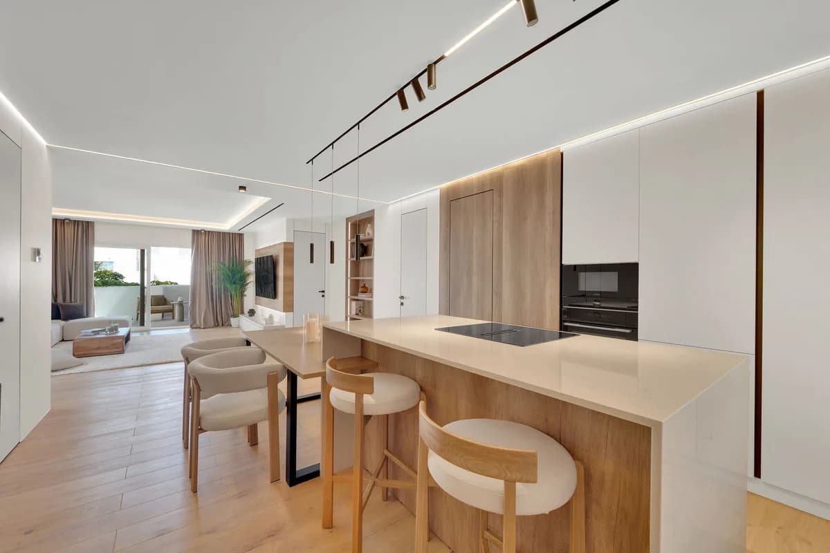 3 Bedroom Middle Floor Apartment for Sale in Nagüeles, Málaga - Image 3