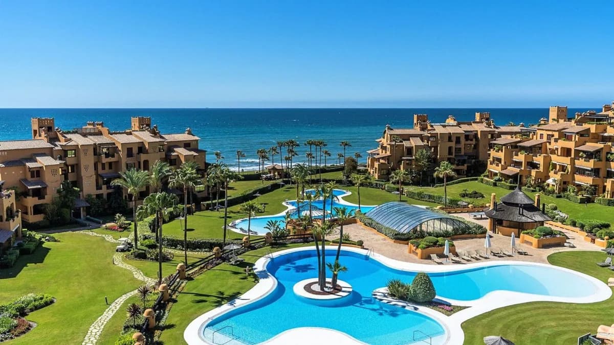 3 Bedroom Middle Floor Apartment for Sale in Estepona, Málaga