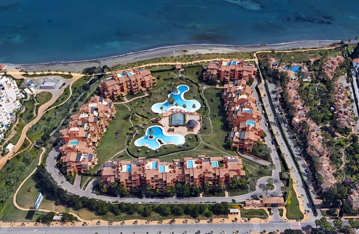 3 Bedroom Middle Floor Apartment for Sale in Estepona, Málaga - Image 2