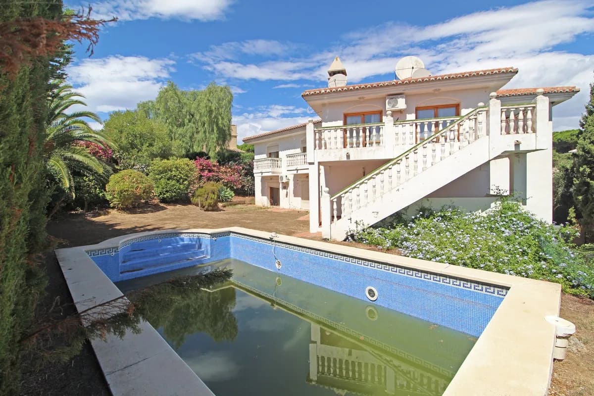 8 Bedroom Detached Villa for Sale in Calahonda, Málaga