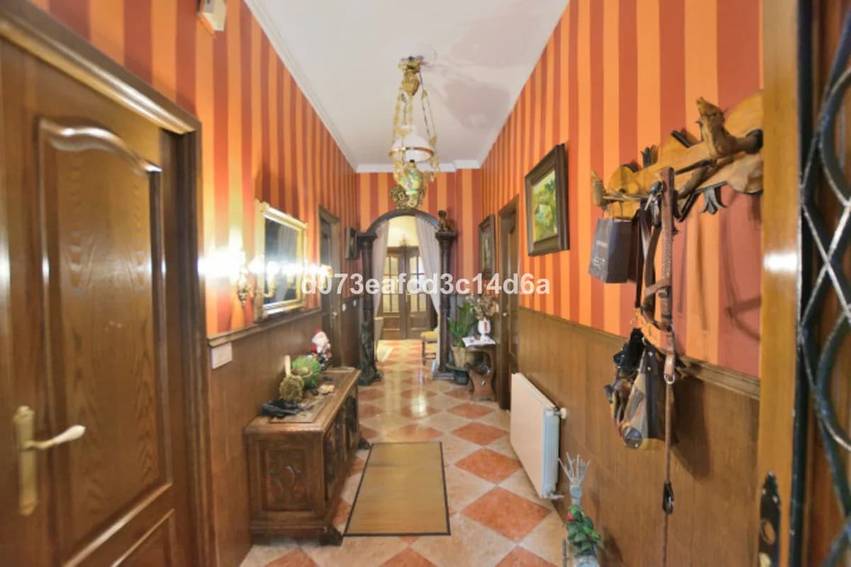 4 Bedroom Middle Floor Apartment for Sale in Ronda, Málaga - Image 5