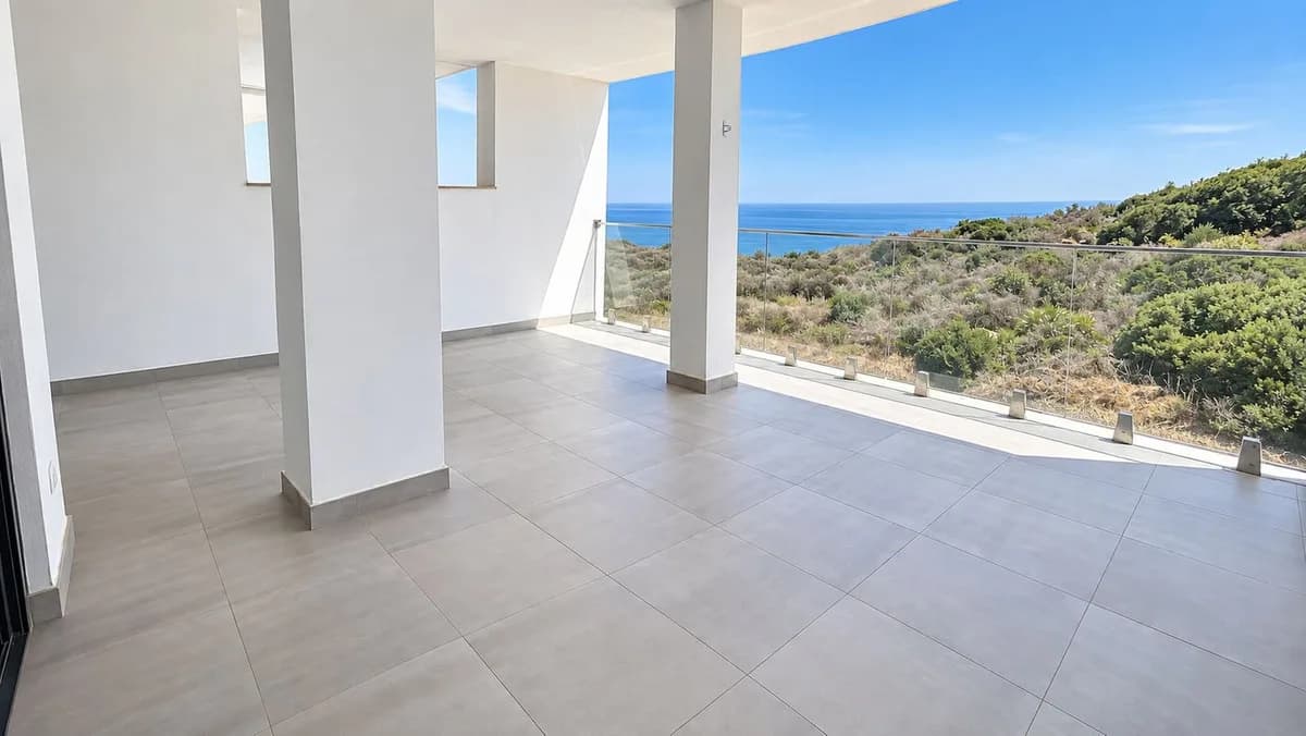 2 Bedroom Middle Floor Apartment for Sale in La Duquesa, Málaga - Image 2