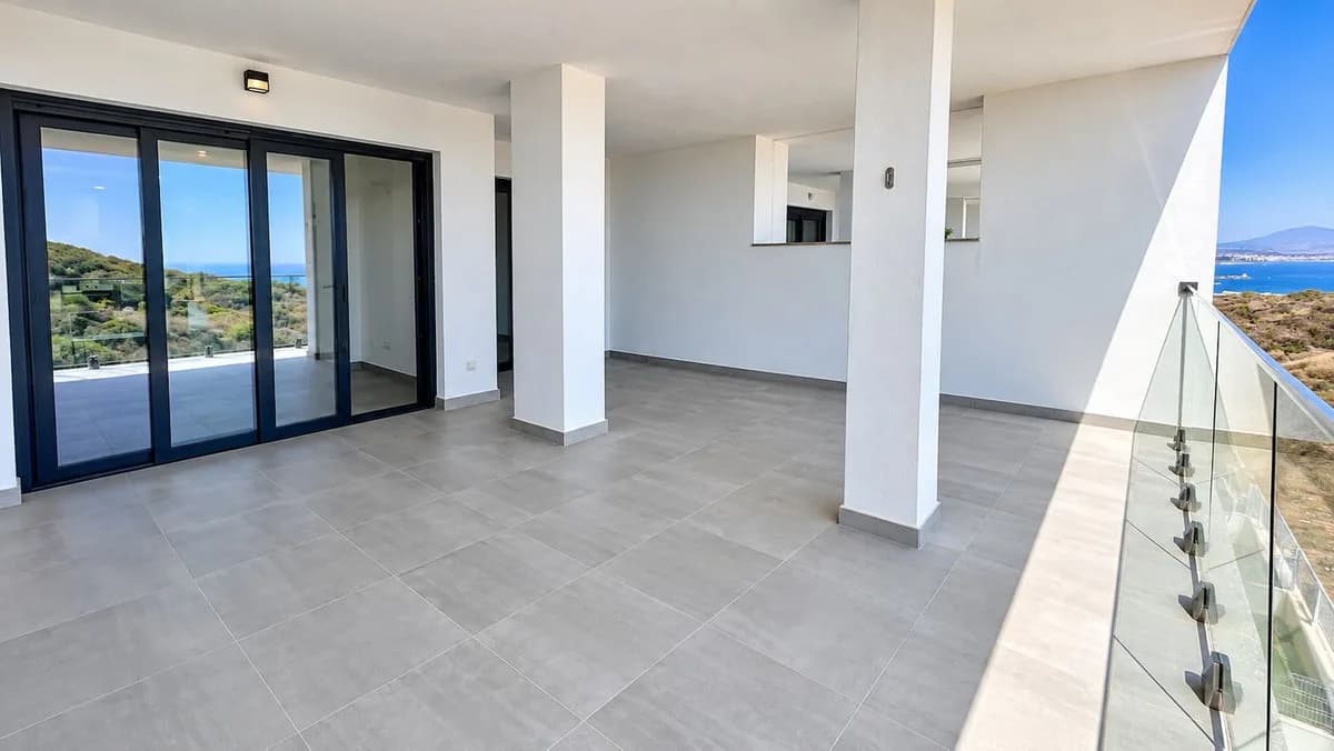 2 Bedroom Middle Floor Apartment for Sale in La Duquesa, Málaga - Image 4