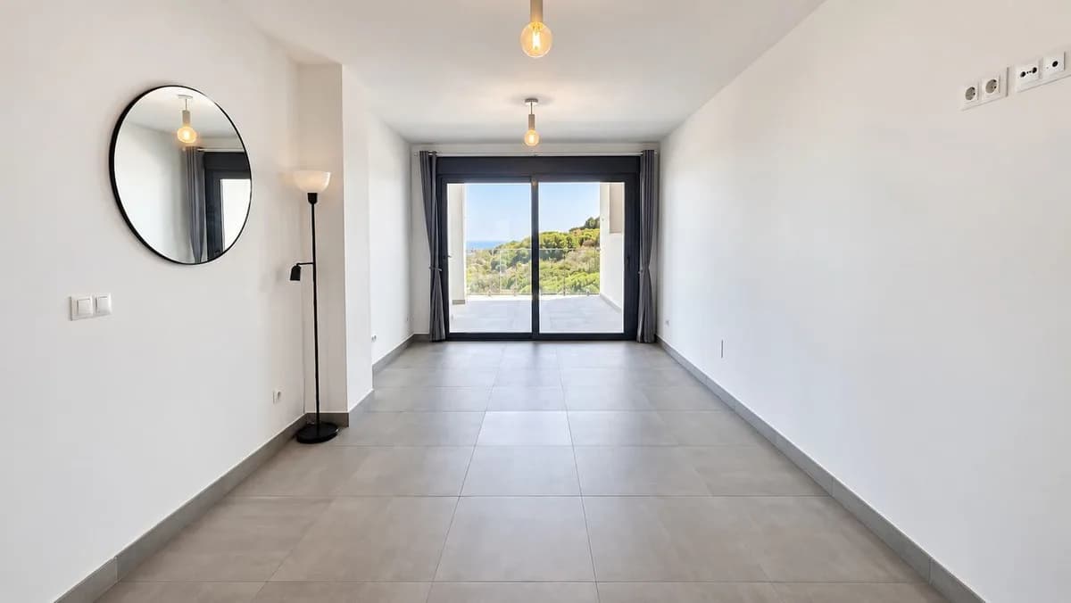 2 Bedroom Middle Floor Apartment for Sale in La Duquesa, Málaga - Image 5
