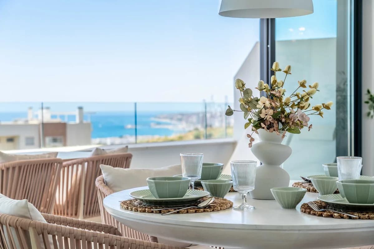 2 Bedroom Middle Floor Apartment for Sale in Fuengirola, Málaga - Image 3