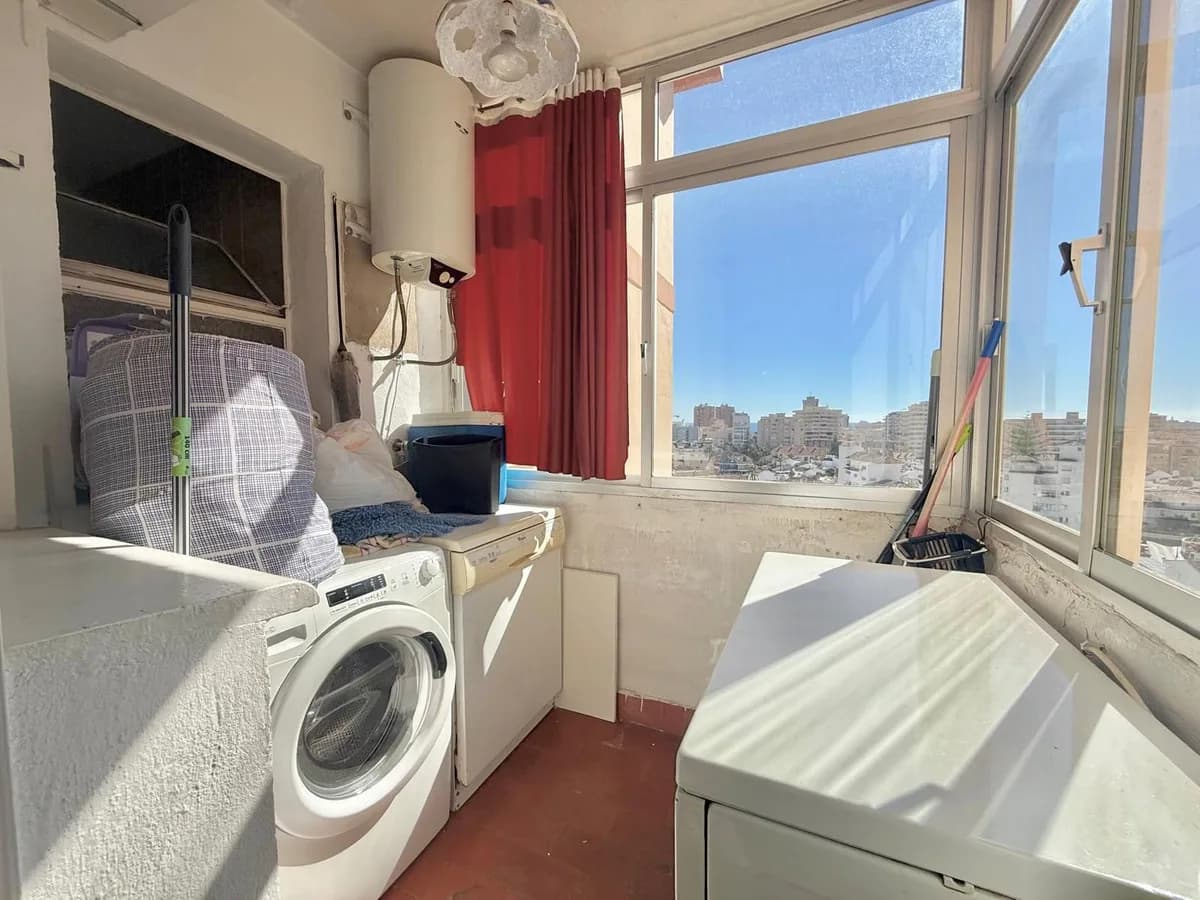 3 Bedroom Middle Floor Apartment for Sale in Fuengirola, Málaga - Image 4