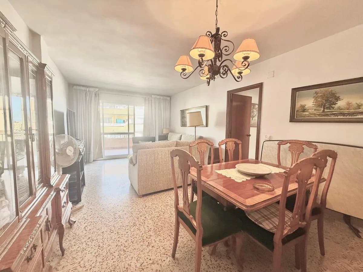 3 Bedroom Middle Floor Apartment for Sale in Fuengirola, Málaga - Image 5