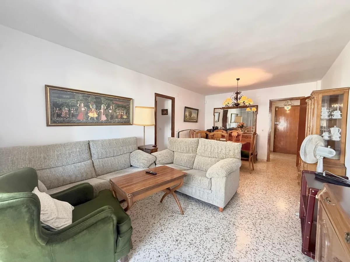 3 Bedroom Middle Floor Apartment for Sale in Fuengirola, Málaga - Image 6