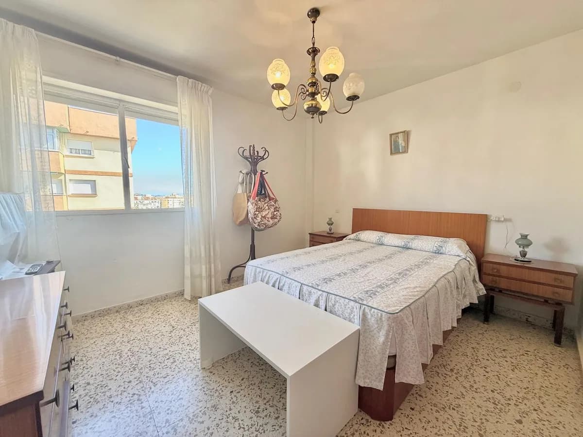3 Bedroom Middle Floor Apartment for Sale in Fuengirola, Málaga - Image 8