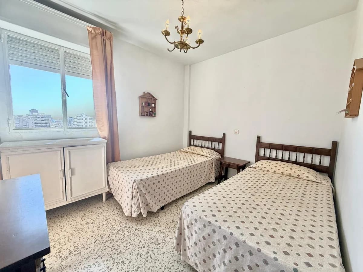 3 Bedroom Middle Floor Apartment for Sale in Fuengirola, Málaga - Image 9