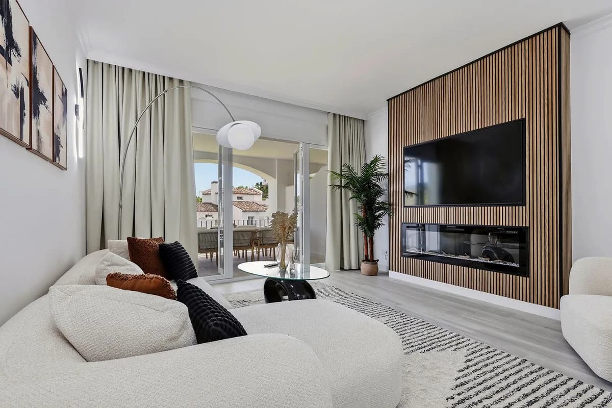 3 Bedroom Middle Floor Apartment for Sale in La Quinta, Málaga - Image 2
