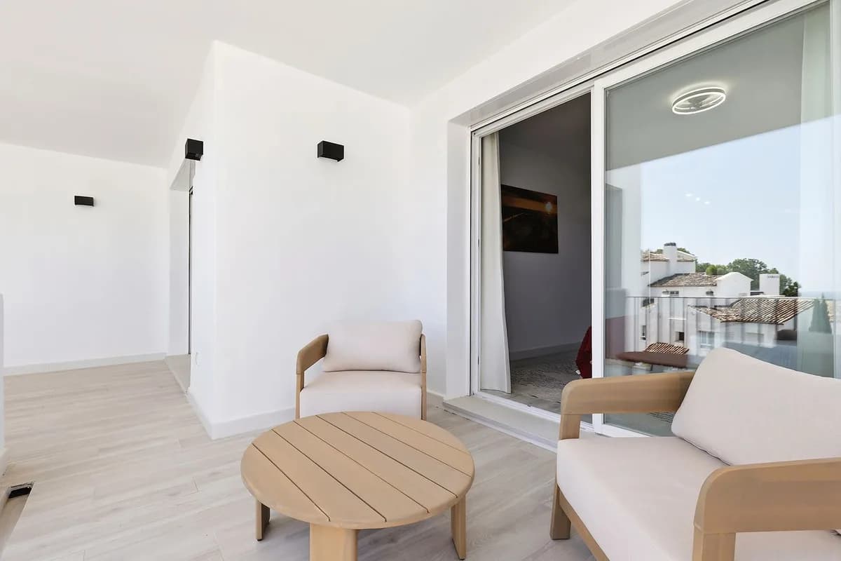 3 Bedroom Middle Floor Apartment for Sale in La Quinta, Málaga - Image 8