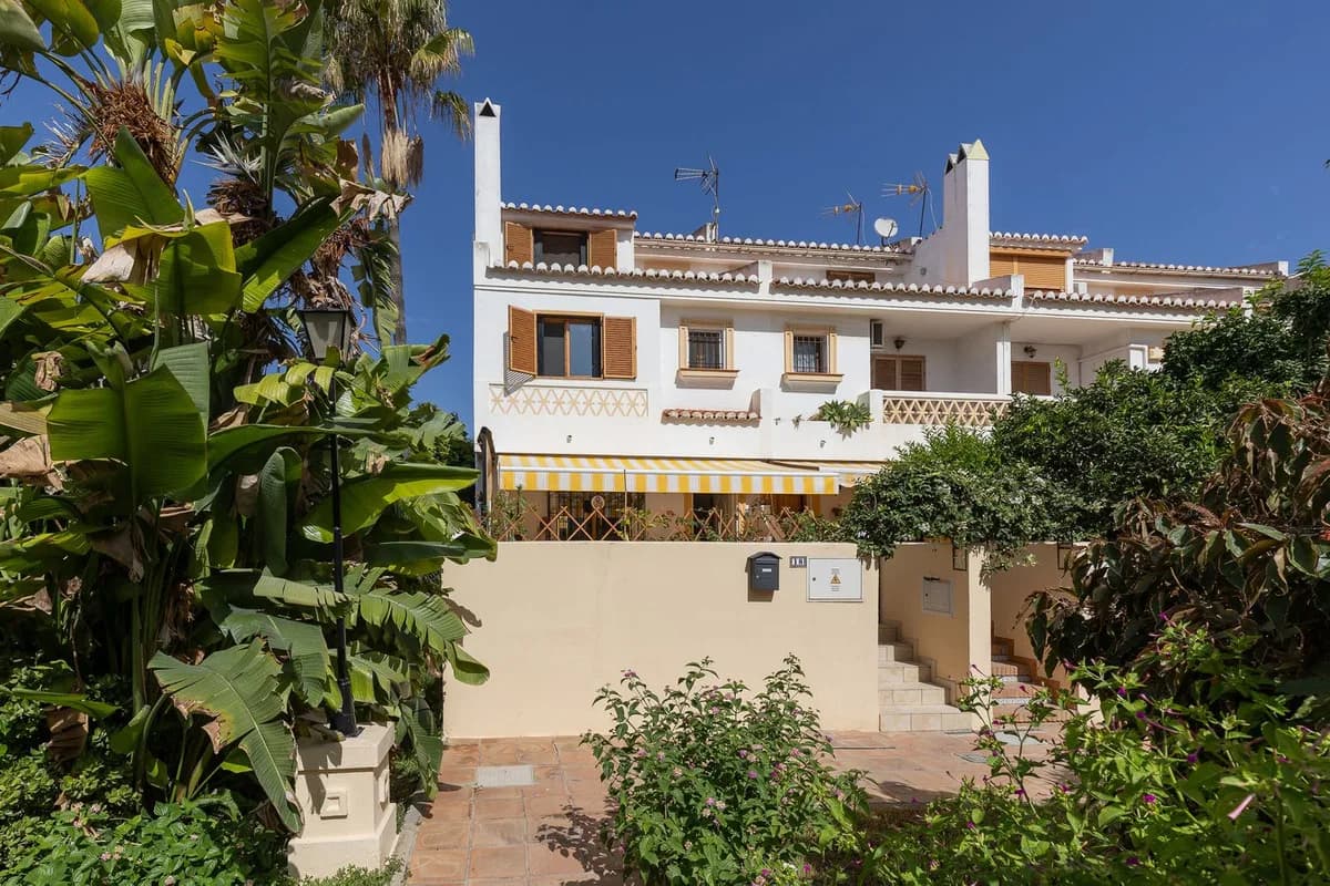 4 Bedroom Townhouse for Sale in La Carihuela, Málaga - Image 2