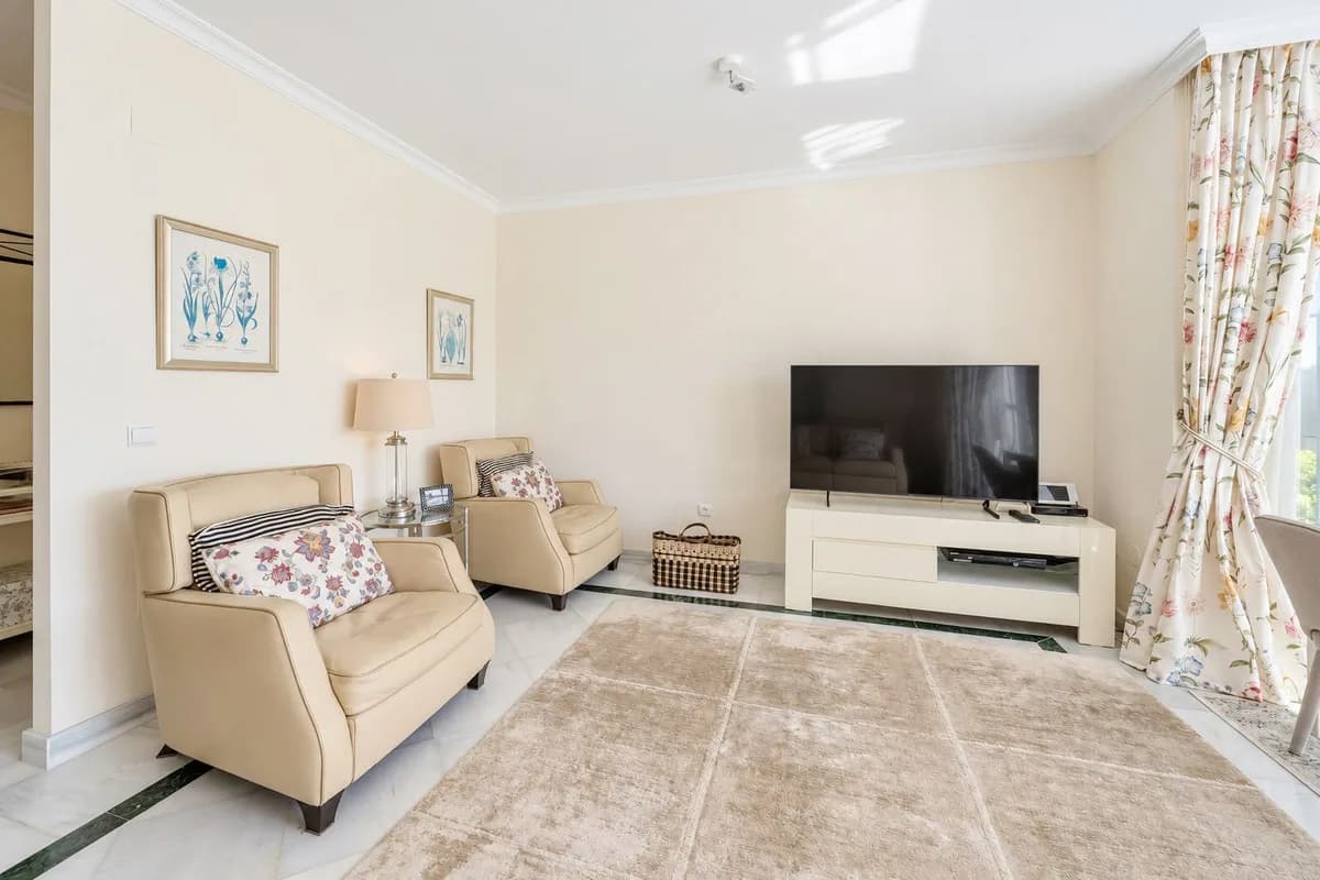 2 Bedroom Ground Floor Apartment for Sale in Elviria, Málaga - Image 6