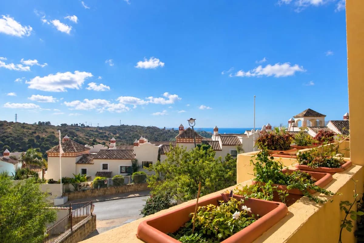 3 Bedroom Middle Floor Apartment for Sale in Estepona, Málaga
