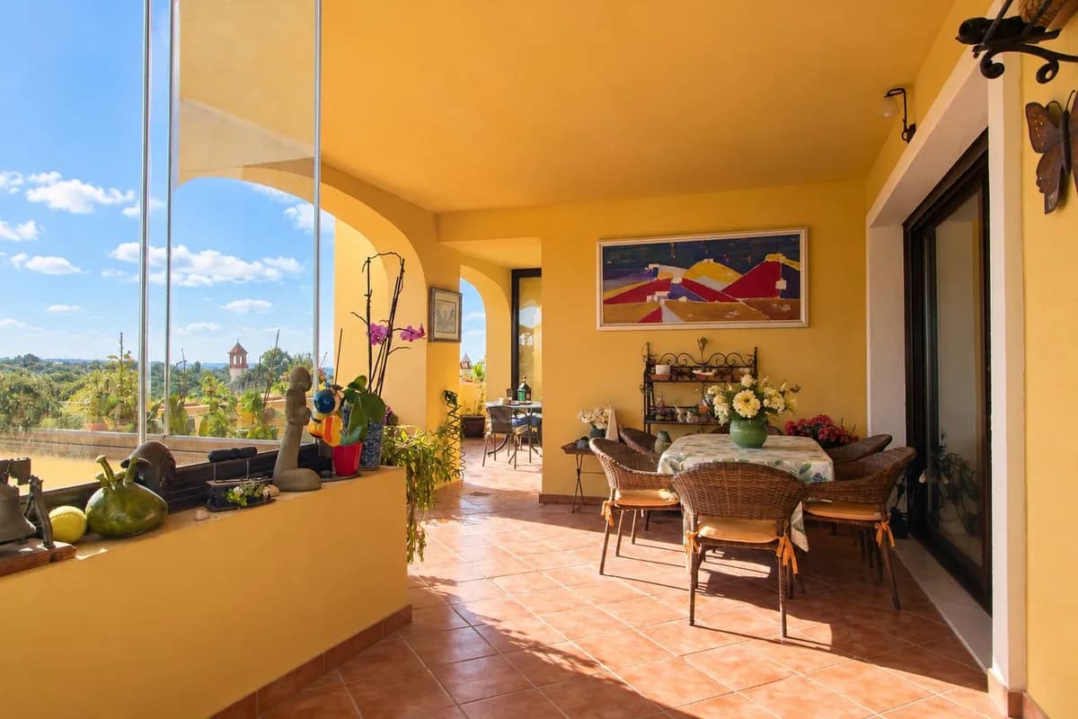 3 Bedroom Middle Floor Apartment for Sale in Estepona, Málaga - Image 2