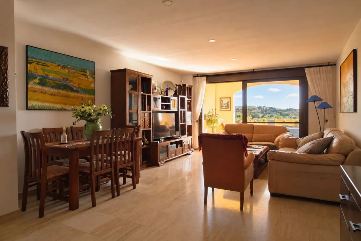 3 Bedroom Middle Floor Apartment for Sale in Estepona, Málaga - Image 3