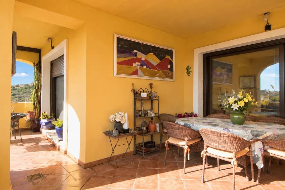 3 Bedroom Middle Floor Apartment for Sale in Estepona, Málaga - Image 4