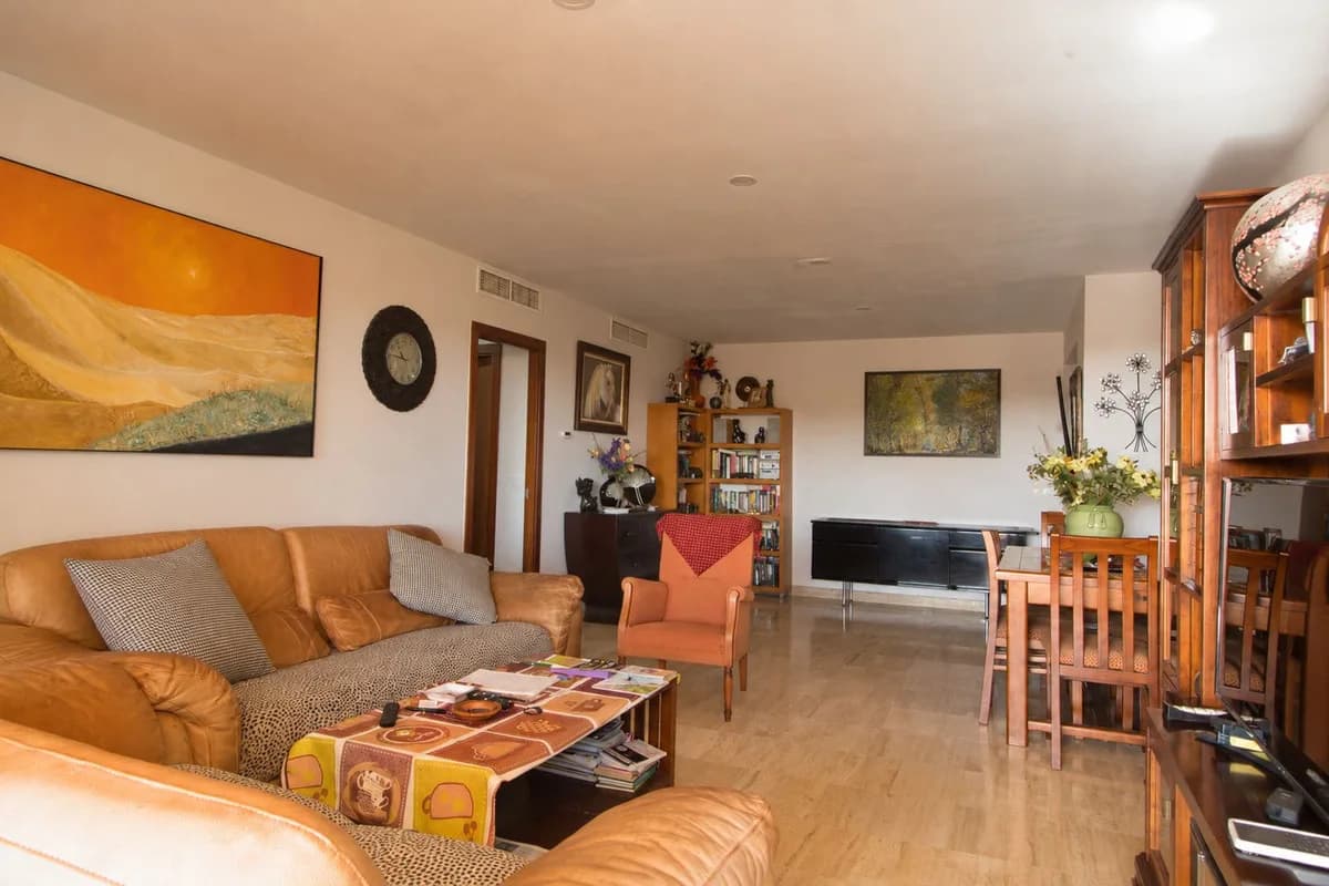 3 Bedroom Middle Floor Apartment for Sale in Estepona, Málaga - Image 5