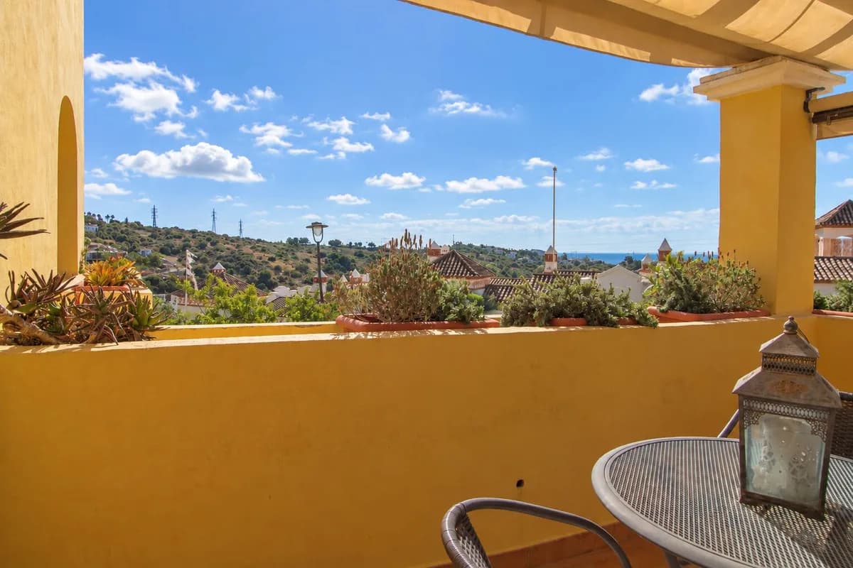 3 Bedroom Middle Floor Apartment for Sale in Estepona, Málaga - Image 6
