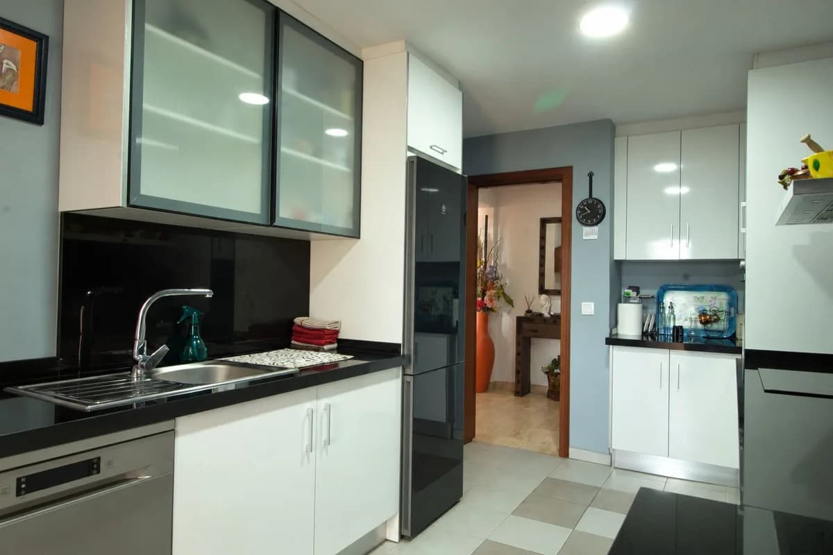 3 Bedroom Middle Floor Apartment for Sale in Estepona, Málaga - Image 8