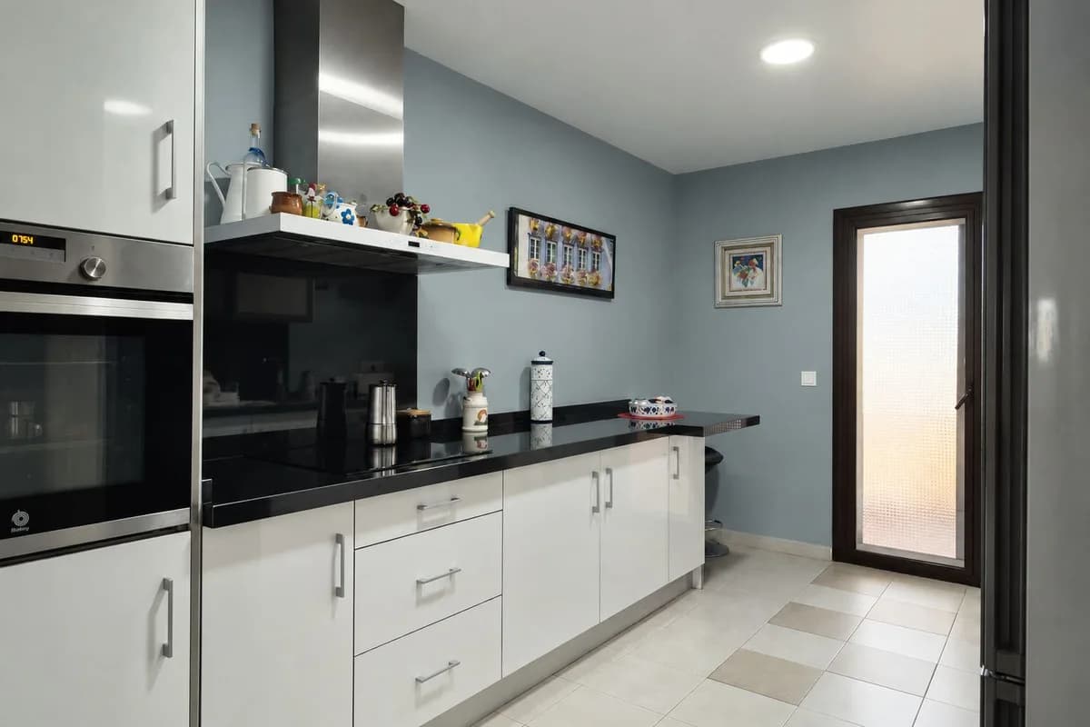 3 Bedroom Middle Floor Apartment for Sale in Estepona, Málaga - Image 9