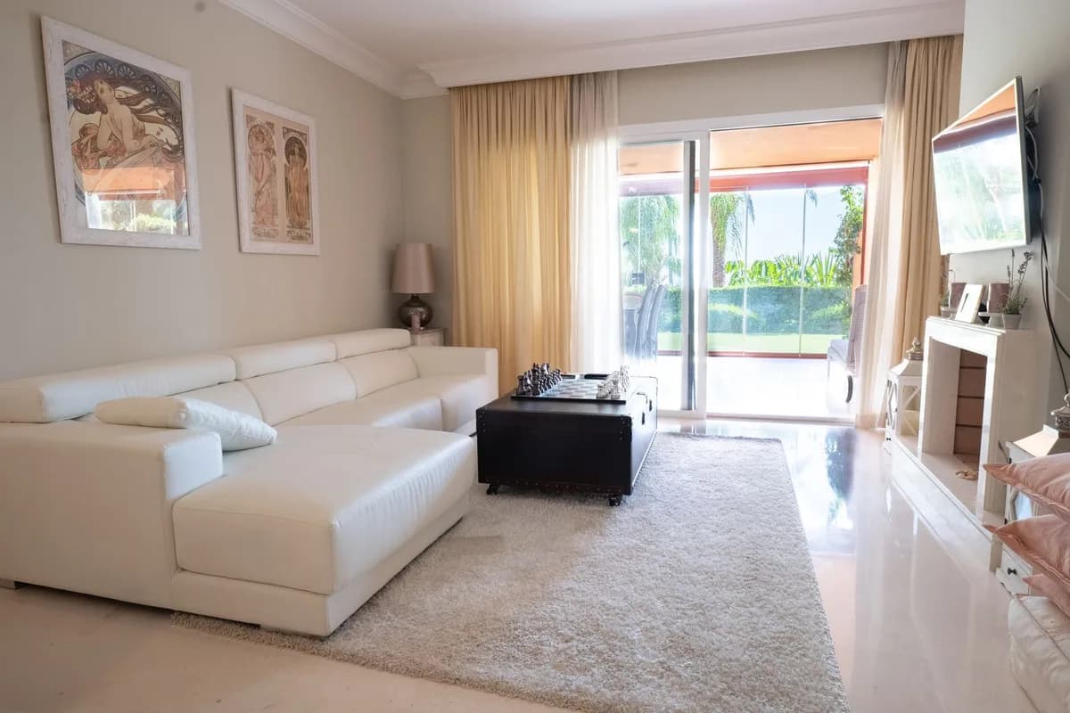 2 Bedroom Ground Floor Apartment for Sale in Benahavís, Málaga
