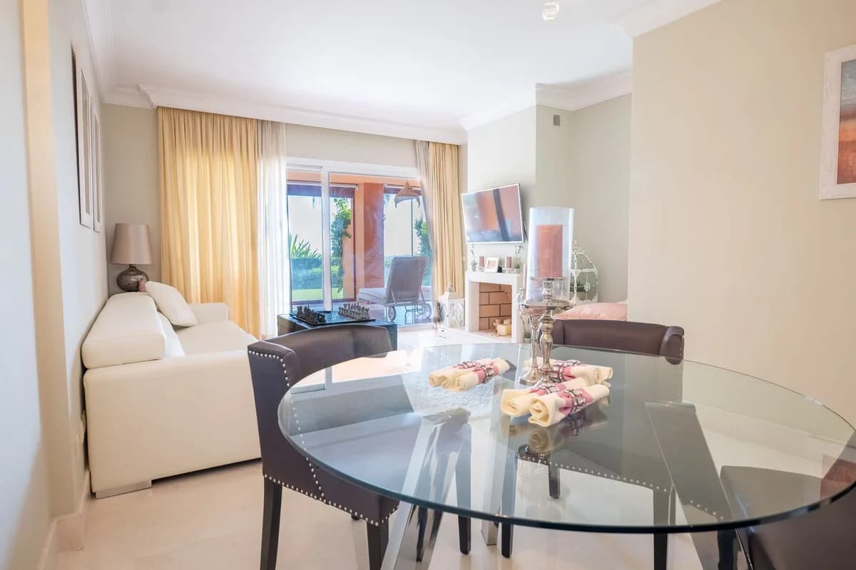 2 Bedroom Ground Floor Apartment for Sale in Benahavís, Málaga - Image 2