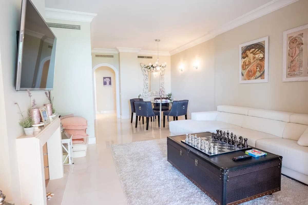 2 Bedroom Ground Floor Apartment for Sale in Benahavís, Málaga - Image 3