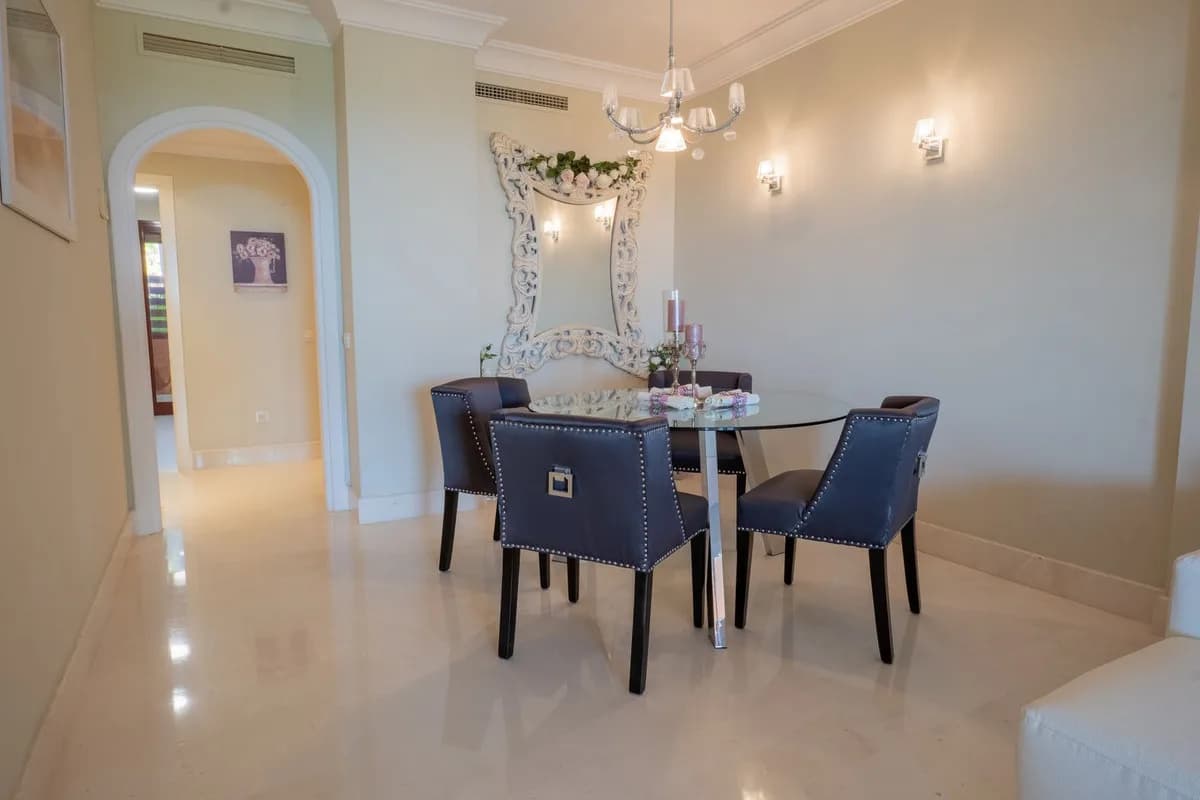 2 Bedroom Ground Floor Apartment for Sale in Benahavís, Málaga - Image 4