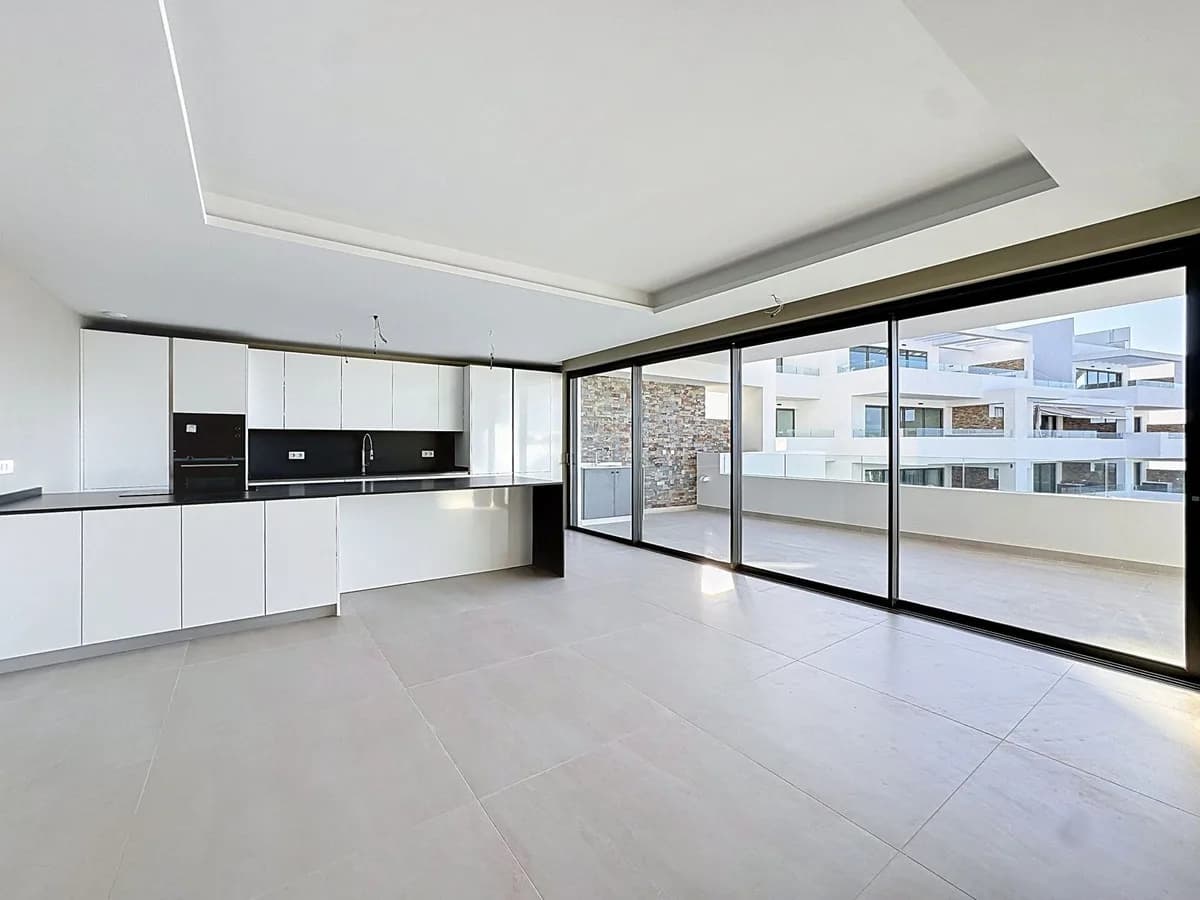 2 Bedroom Middle Floor Apartment for Sale in Estepona, Málaga - Image 3